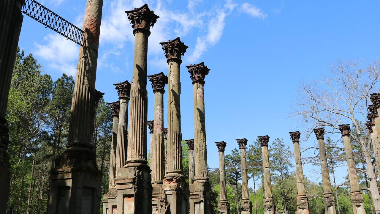 Columns with iron capitals