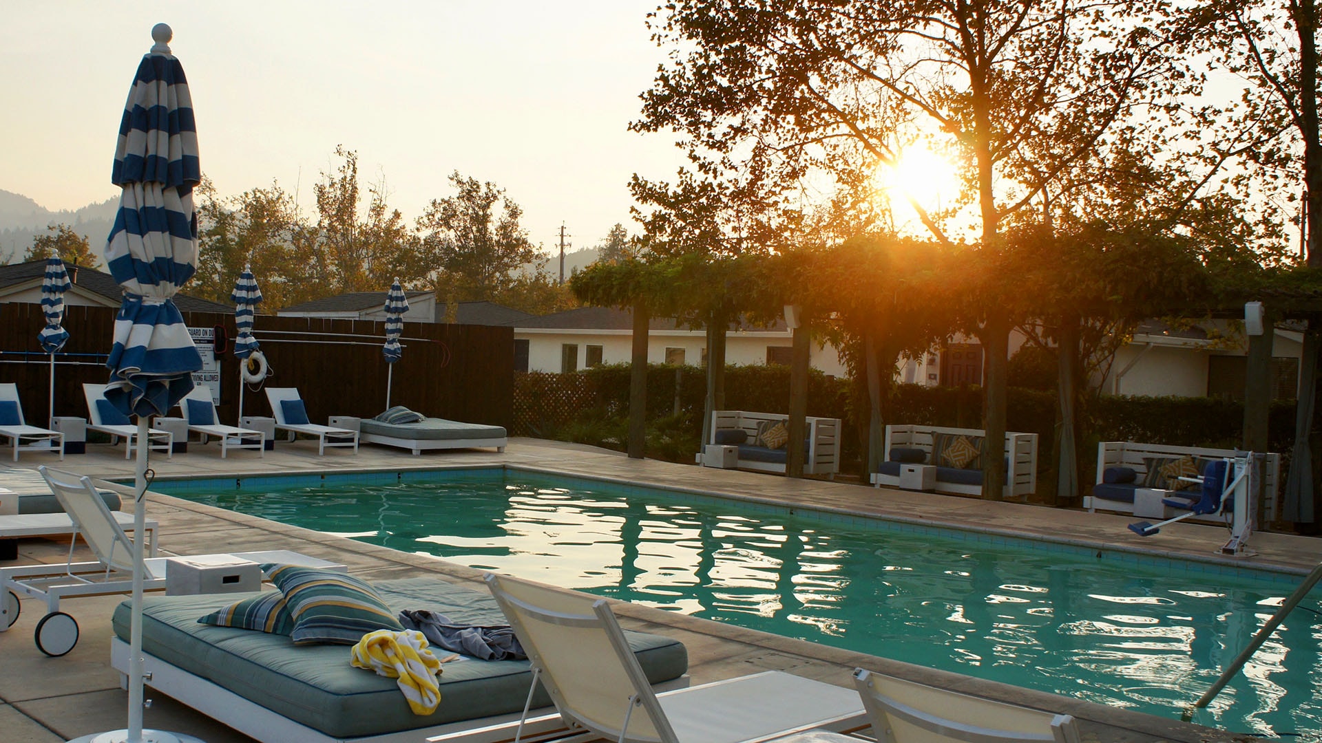 Calistoga Motor Lodge boasts three mineral springs pools and a large pool deck for relaxing.
