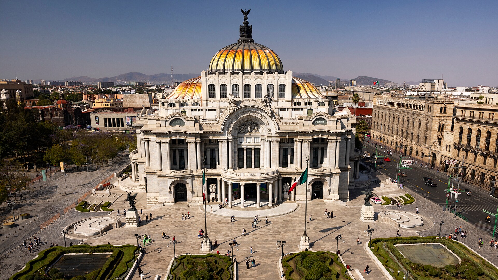 Construction on the Palacio de Bellas Artes, a performance hall and museum, began in 1904, and it now houses works by Diego Rivera and Rufino Tamayo. 