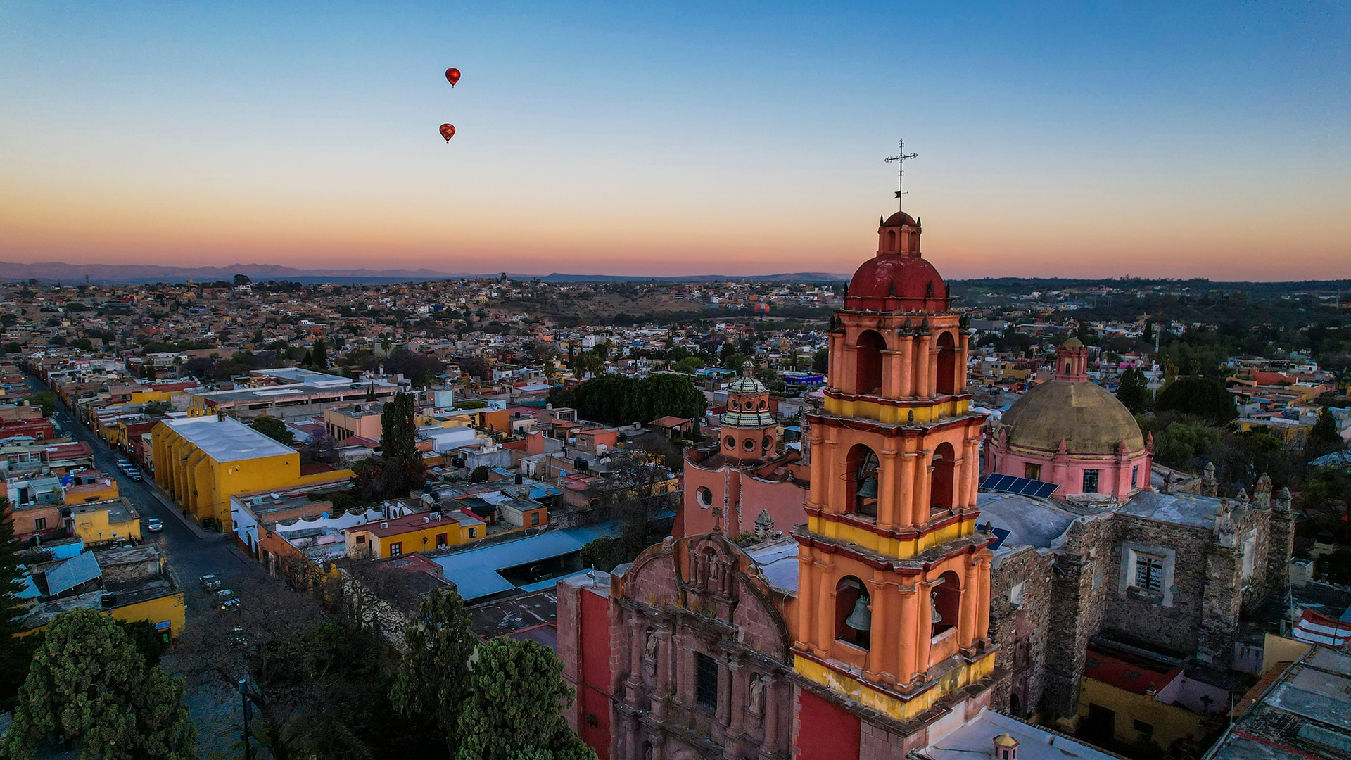 Hot air balloons take to the sky behind the Templo del Oratorio de San Felipe Neri in San Miguel de Allende. 