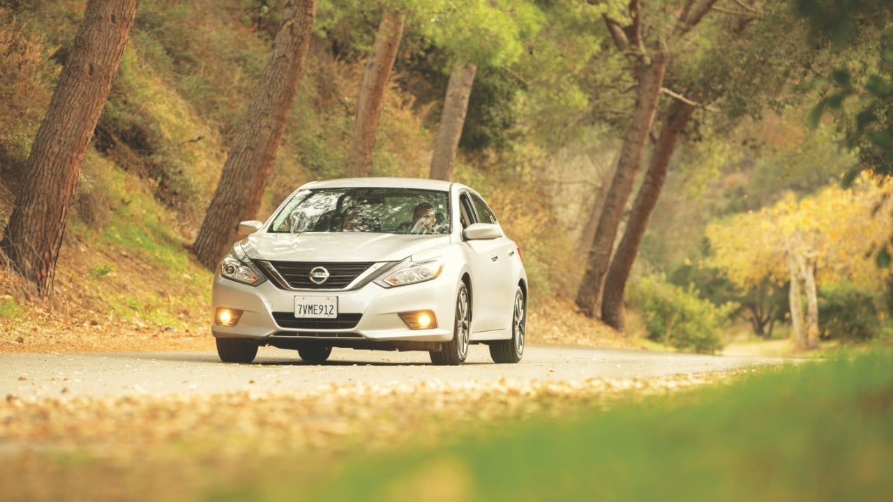 Voiture roulant le long d'une route au bord de la mer