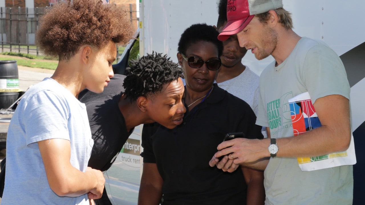 Dan Peterson reviews plans with volunteers.