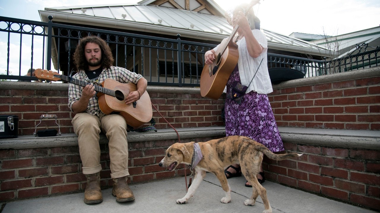 Jake Retting and Deborah Harris play a mix of classic folk and '90s alternative cover songs in Floyd.