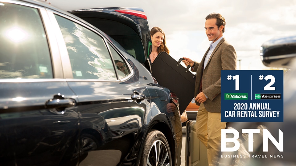 Pareja tomándose un selfi delante de un auto