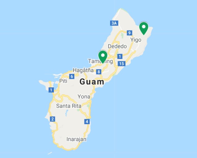 Pareja tomándose un selfi delante de un auto