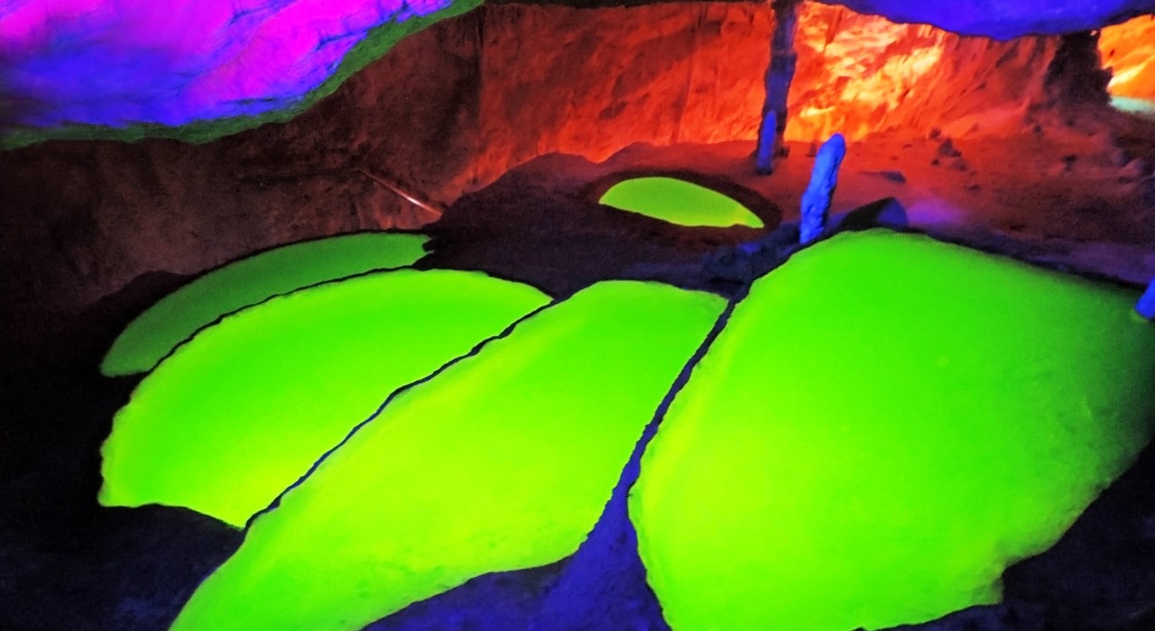Piscinas fluorescentes en la cueva de Can Marçà en Ibiza