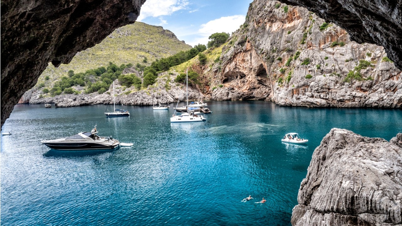Barcos y yates en Cala Sa Calobra, la isla de Mallorca