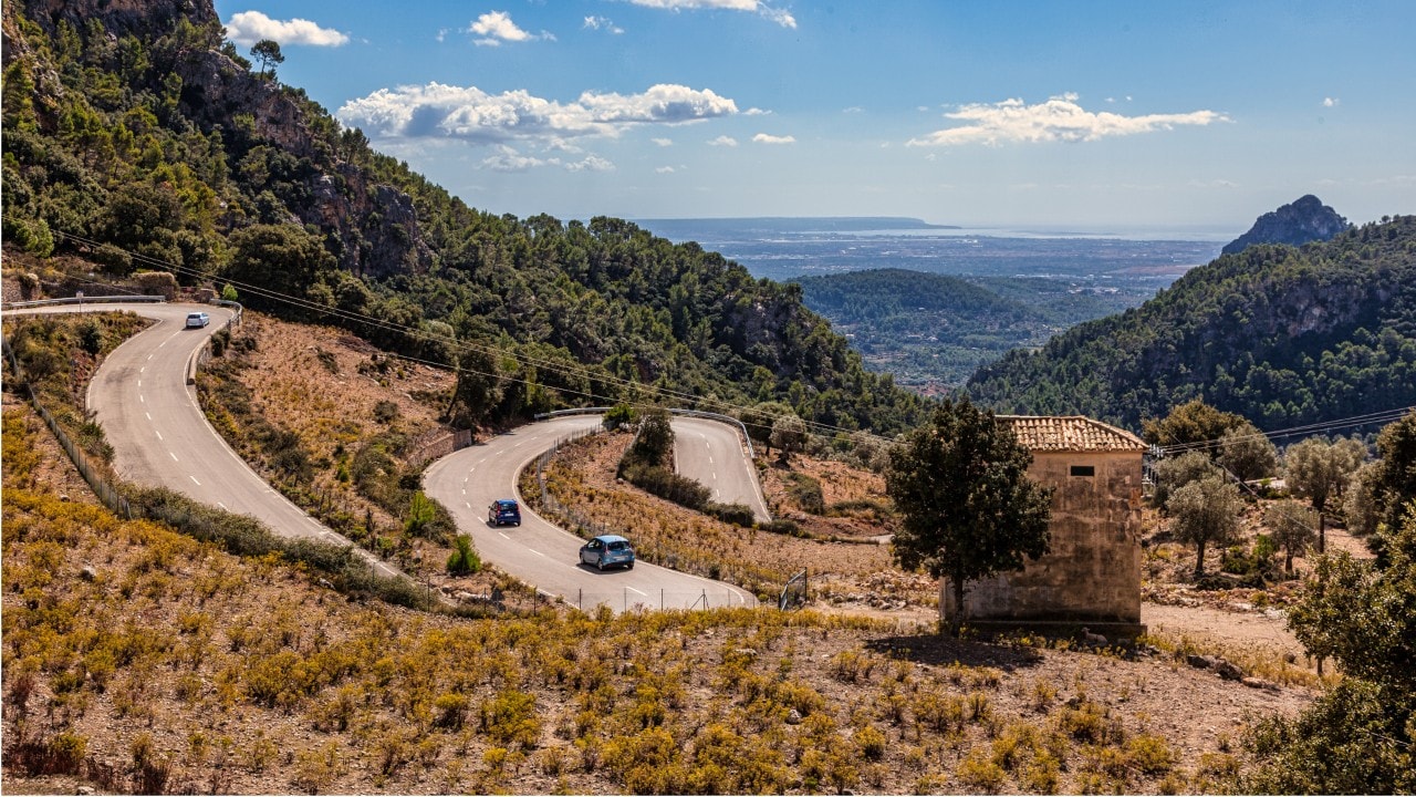 Una serpenteante carretera de montaña entre Palma y Valdemossa en las montañas de Tramuntana