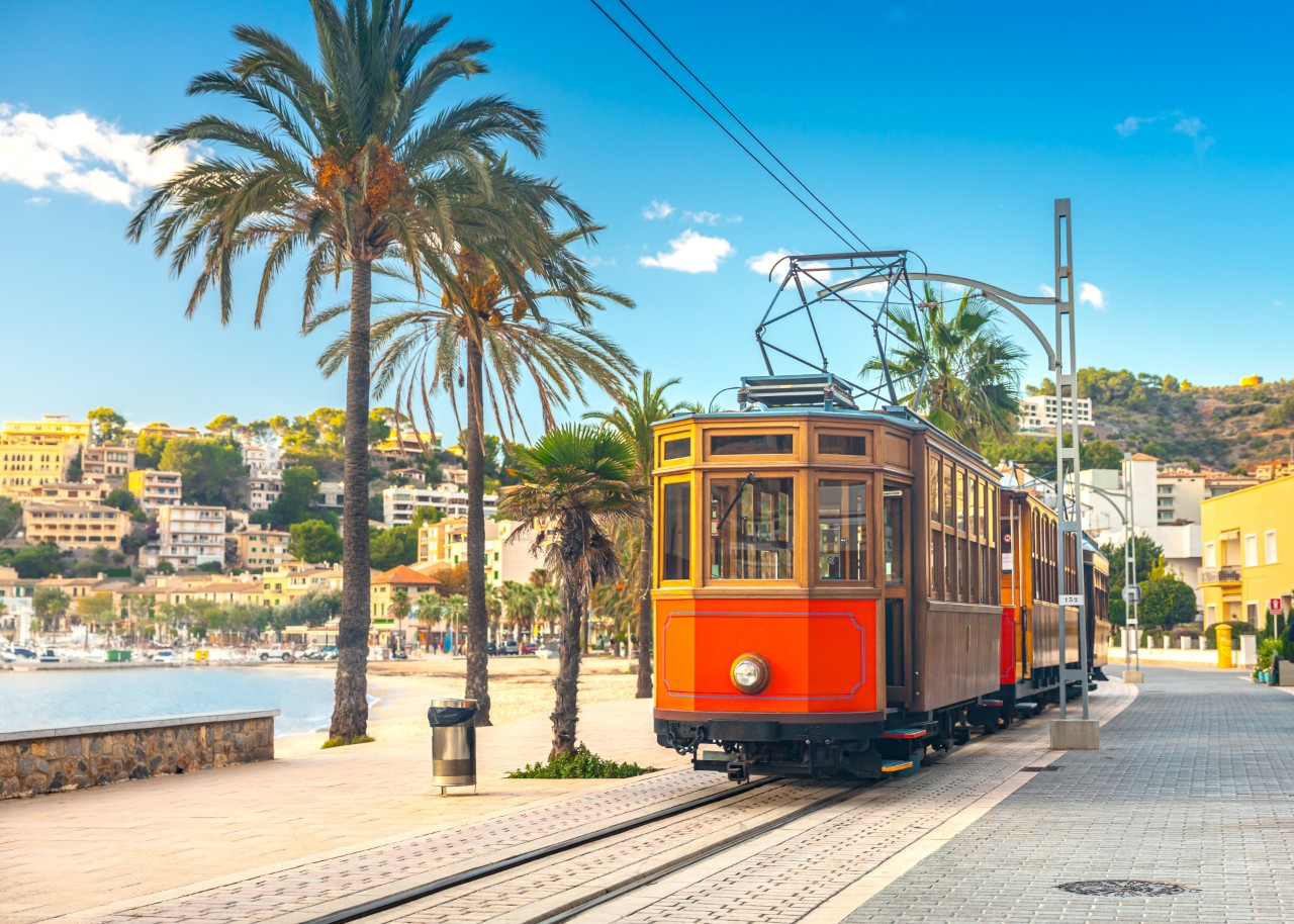 El famoso tranvía naranja que va desde Sóller hasta Port de Sóller