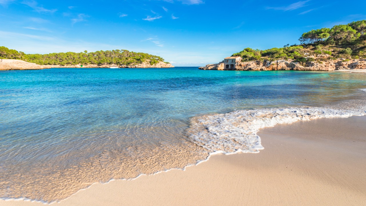 La hermosa playa de Cala S'Amarador en el Parque Natural de Mondrago en Mallorca, España