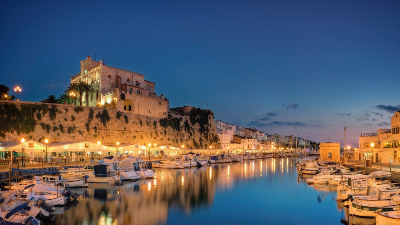 Ciutadella, el casco antiguo y el puerto por la noche