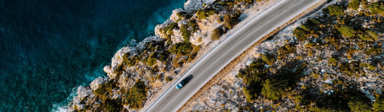 Conducción de autos a lo largo de la costa